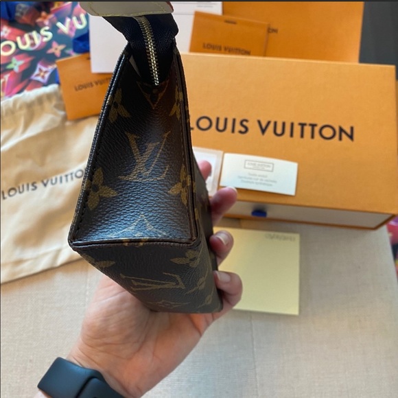 LV toiletry 15 - Picture 6 of 12